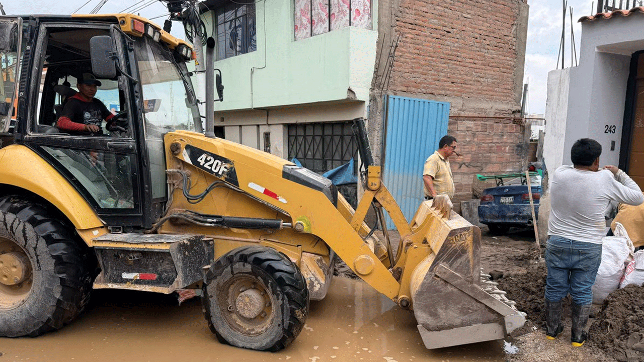 Ministro de Defensa: Maquinaria para emergencias por lluvias está distribuida estratégicamente en el país