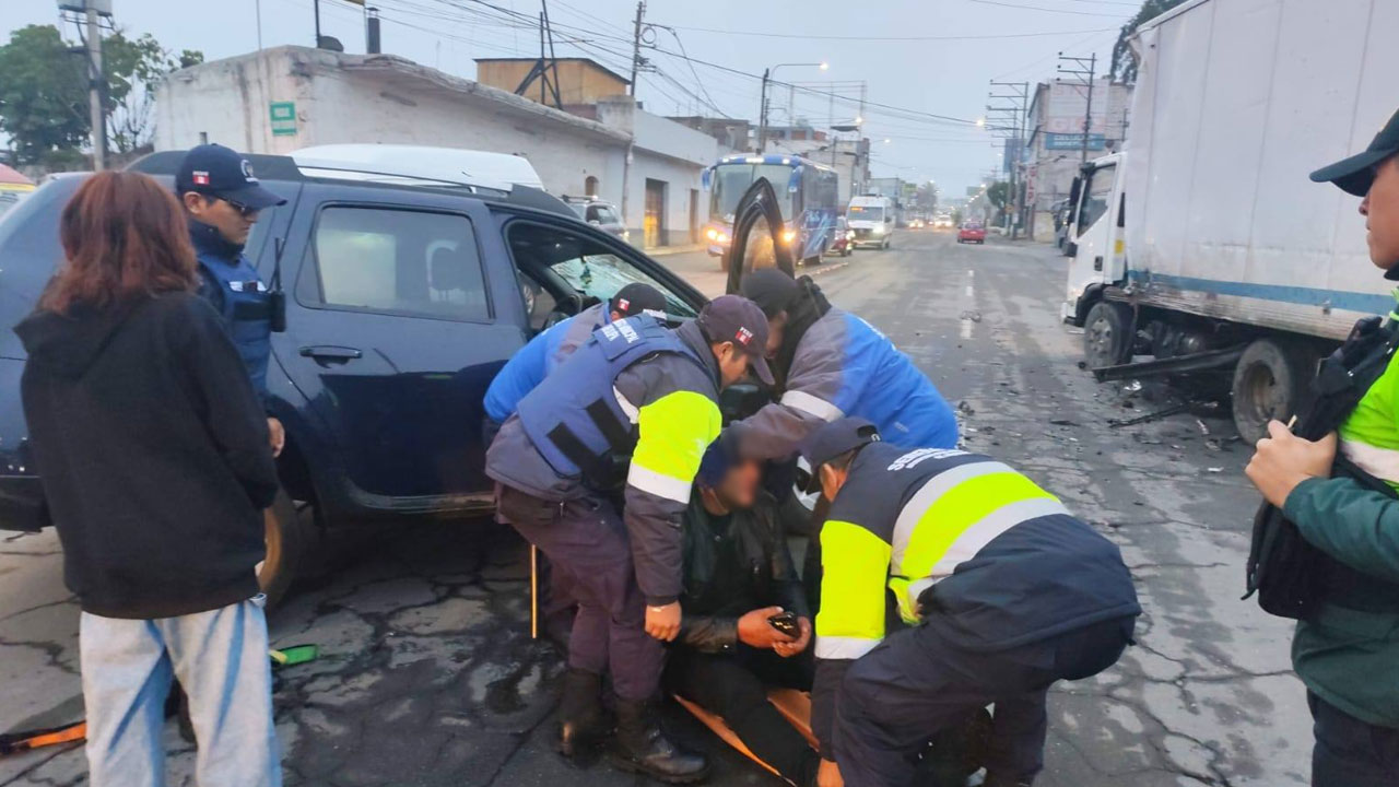 Choque entre auto y camión deja un herido