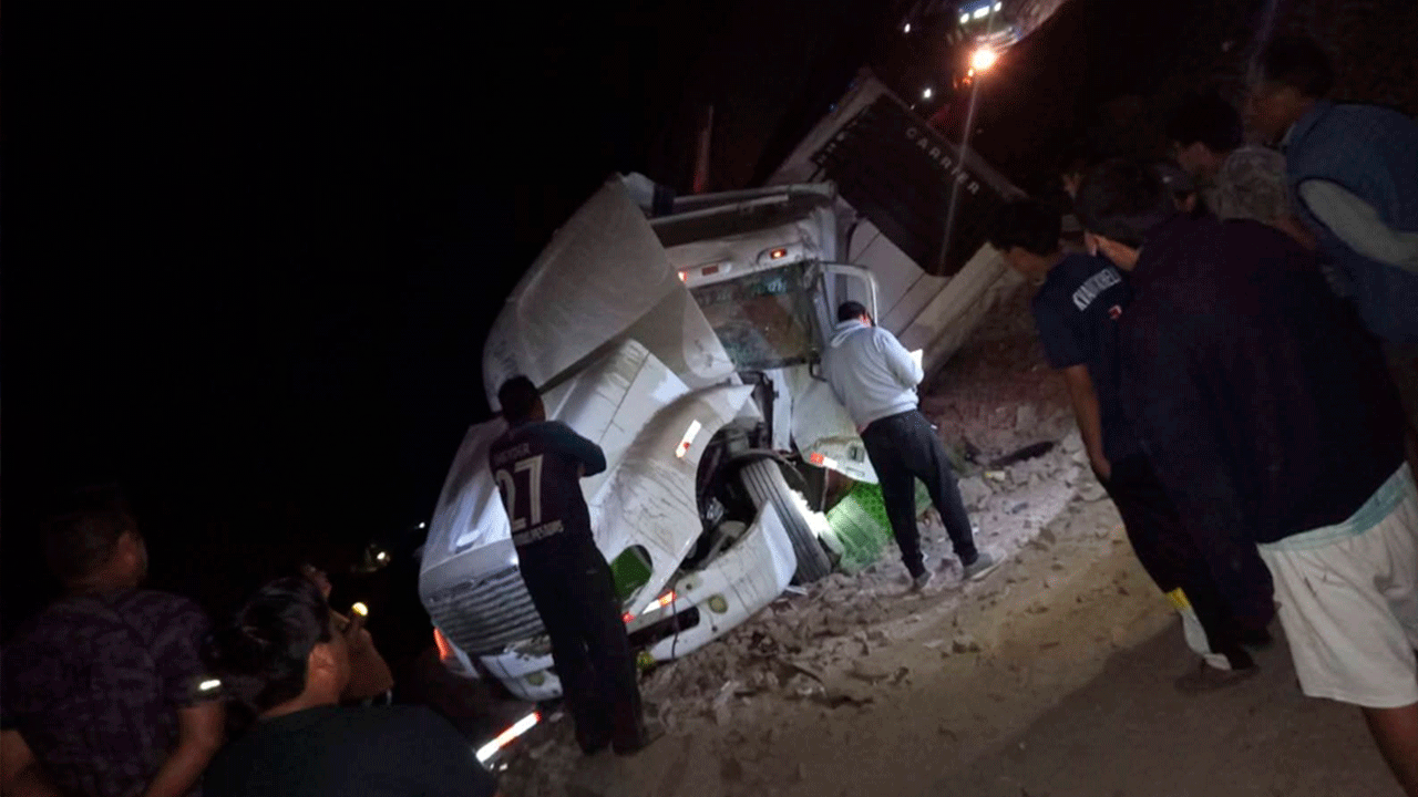 Tragedia en la Panamericana Sur: Volcadura de cámara frigorífica deja un fallecido en Ocoña