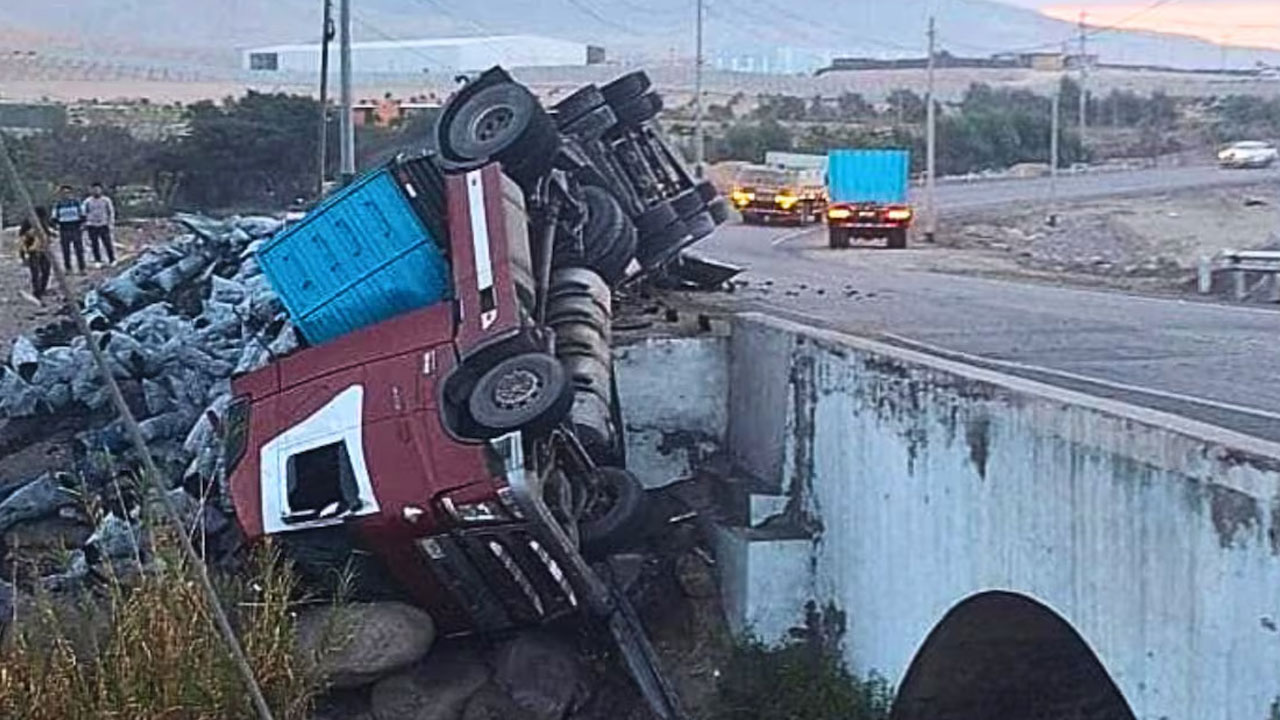Camaná: volcadura de camión provoca alerta por fuga de gasolina