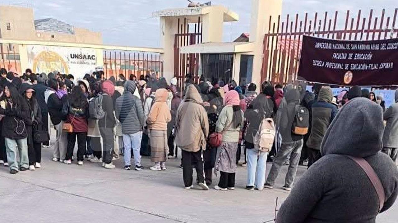 Universitarios toman UNSAAC 