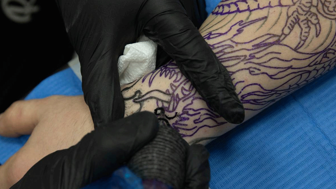 Tatuajes y salud: estudios científicos advierten efectos en el sistema inmunológico y posibles riesgos a largo plazo