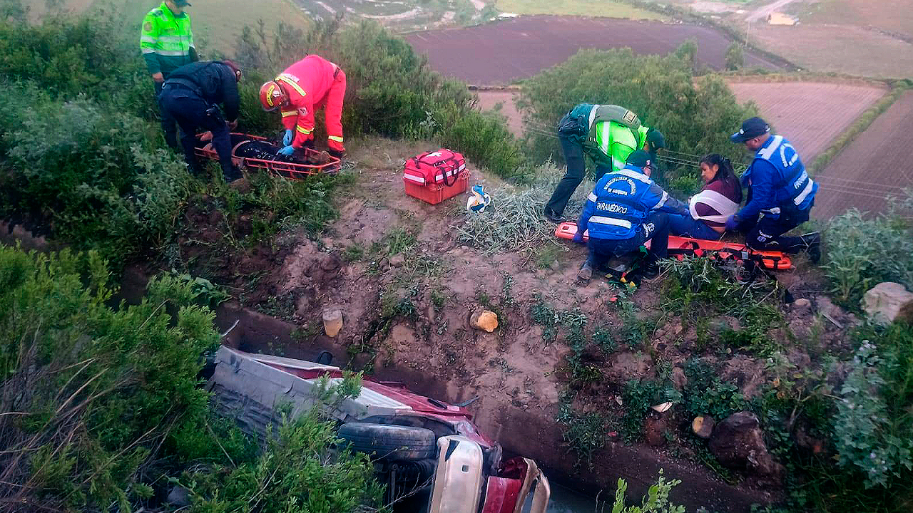 Pareja se salva de milagro tras caer su vehículo a canal de regadío en ...