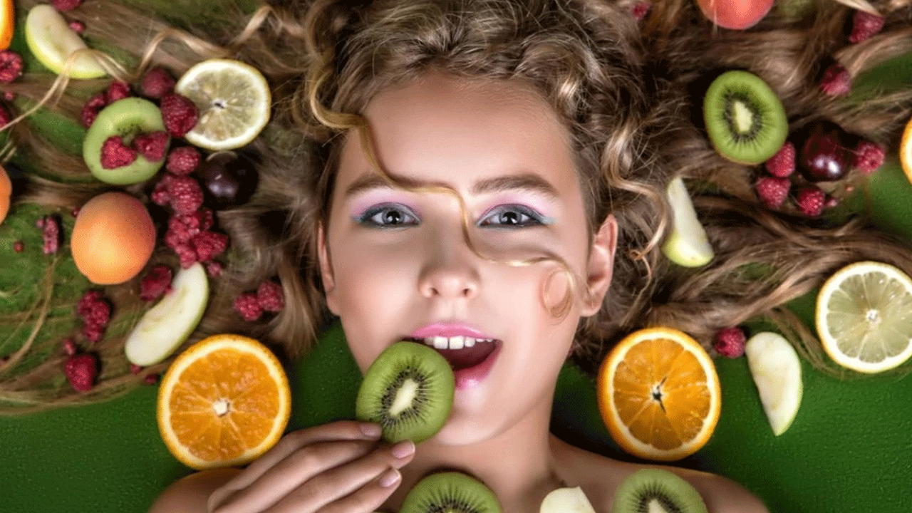 Caída del cabello: los alimentos y hábitos clave que recomiendan los especialistas para fortalecer el pelo