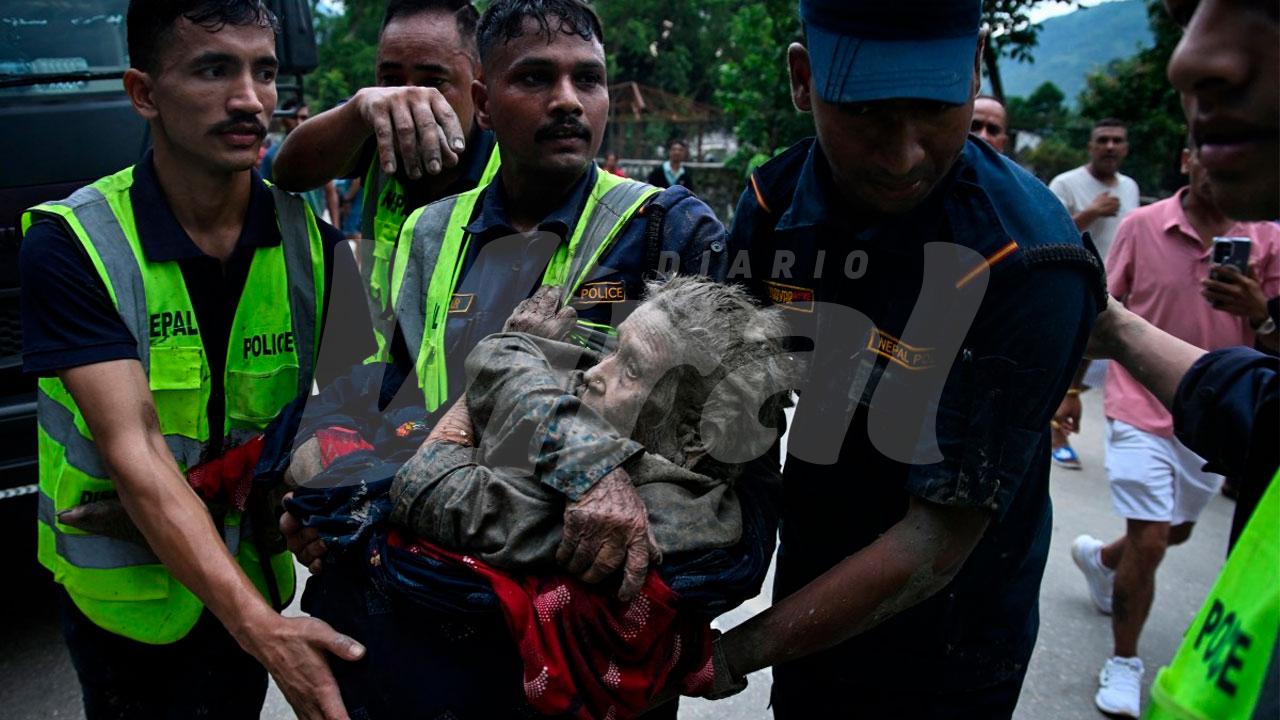 Rescatan sobrevivientes tras alud entre Nepal y China
