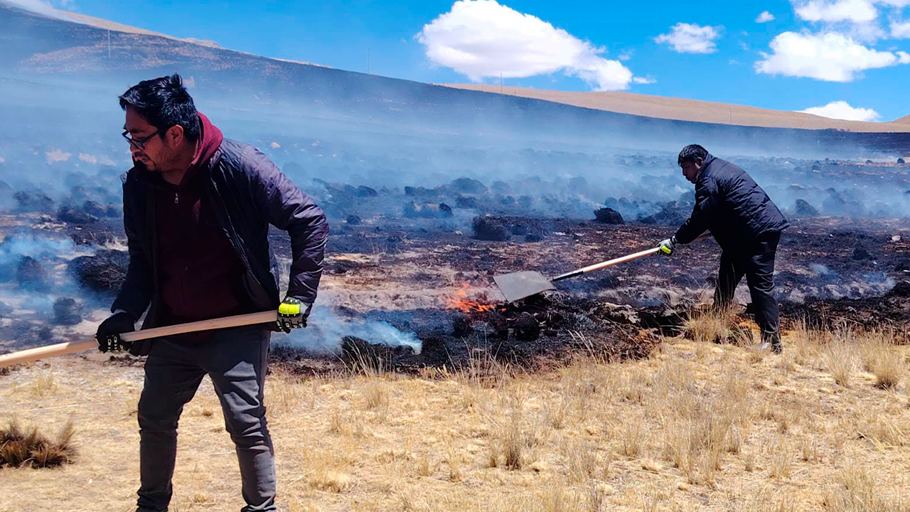 Incendio forestal arrasa 70 hectáreas y fuertes vientos dañan vivienda en Santa Lucía, Puno