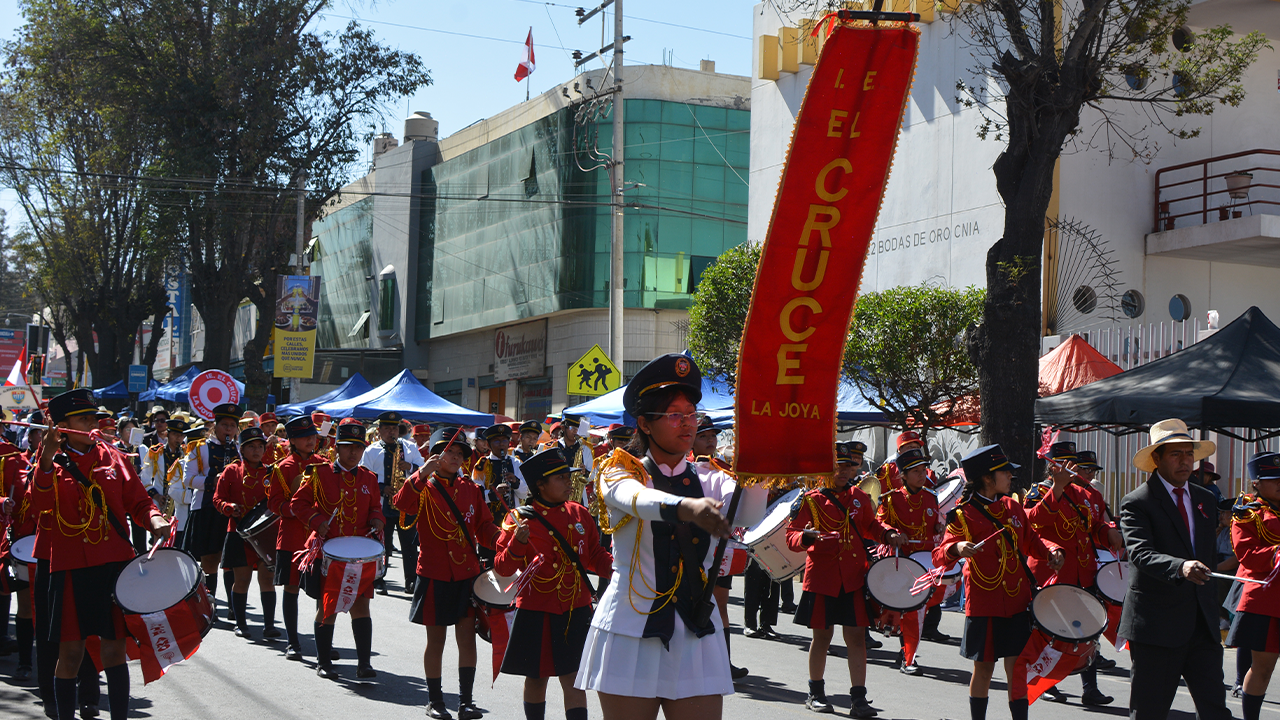 Desfile escolar por Fiestas Patrias culminó tras más de tres horas y reunió a miles en Arequipa