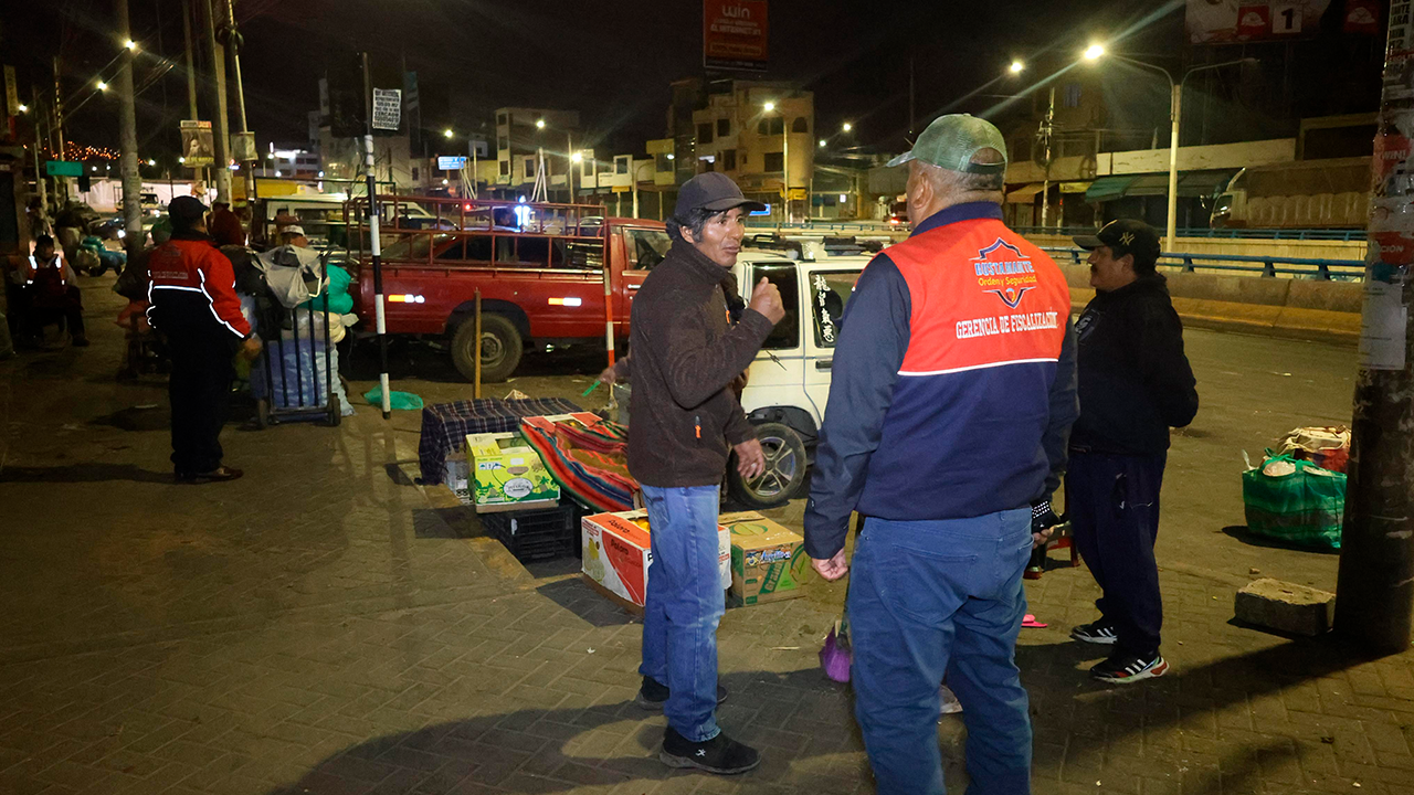 Despliegan más de 60 agentes para frenar comercio informal en el ...