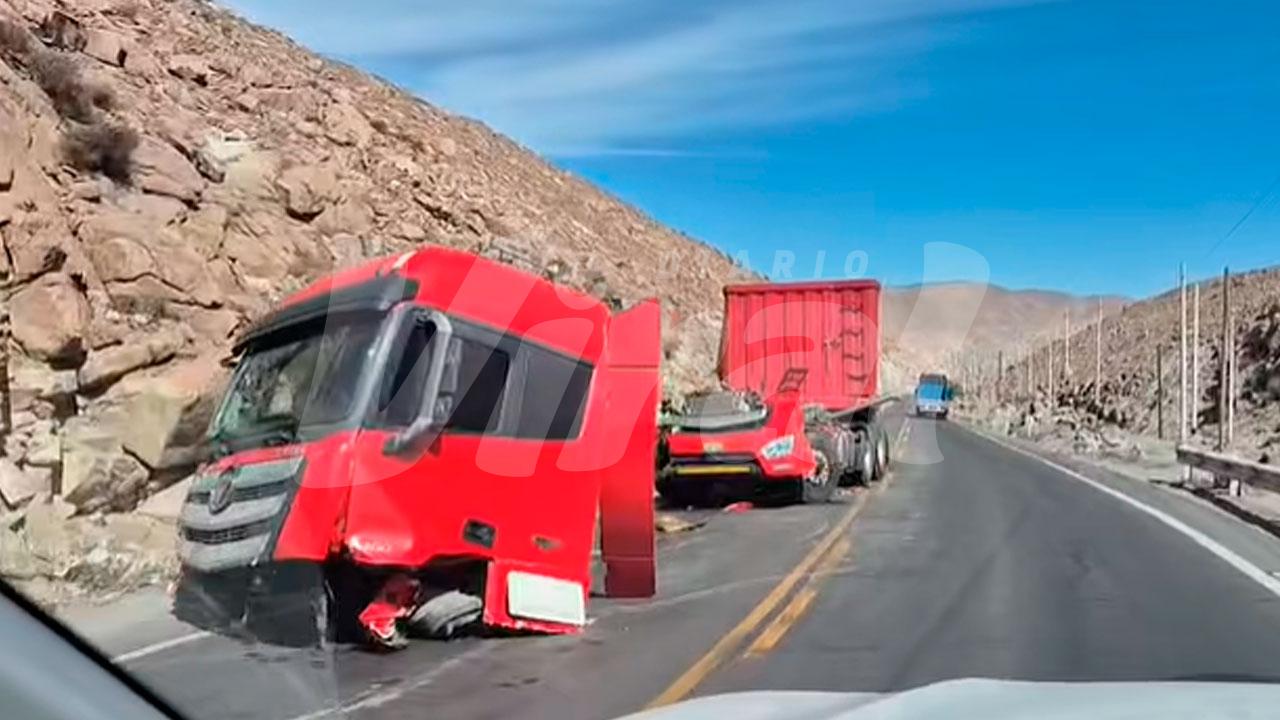 Tráiler termina destrozado tras colisión con otra unidad de carga en Uchumayo