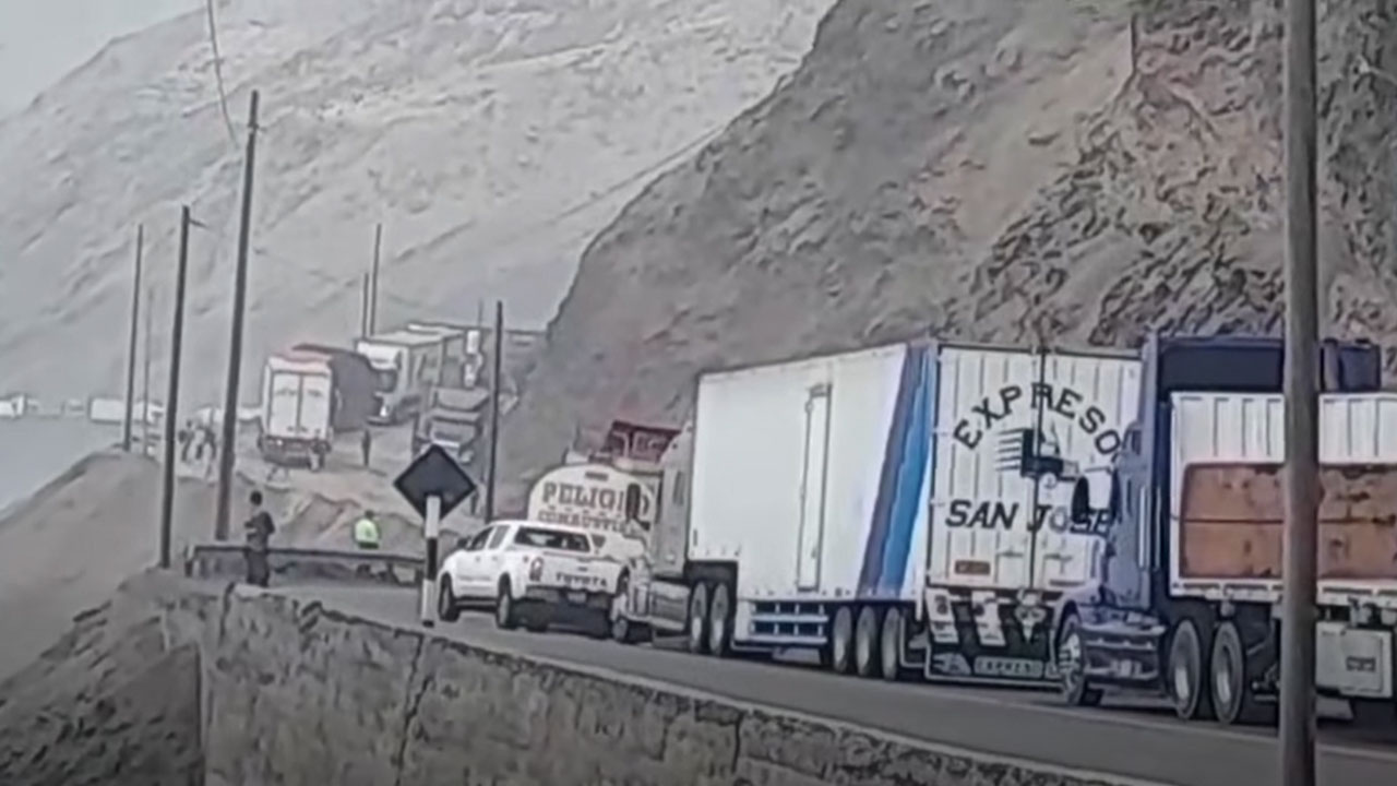 Derrumbe deja cientos de vehículos varados en la Panamericana Sur