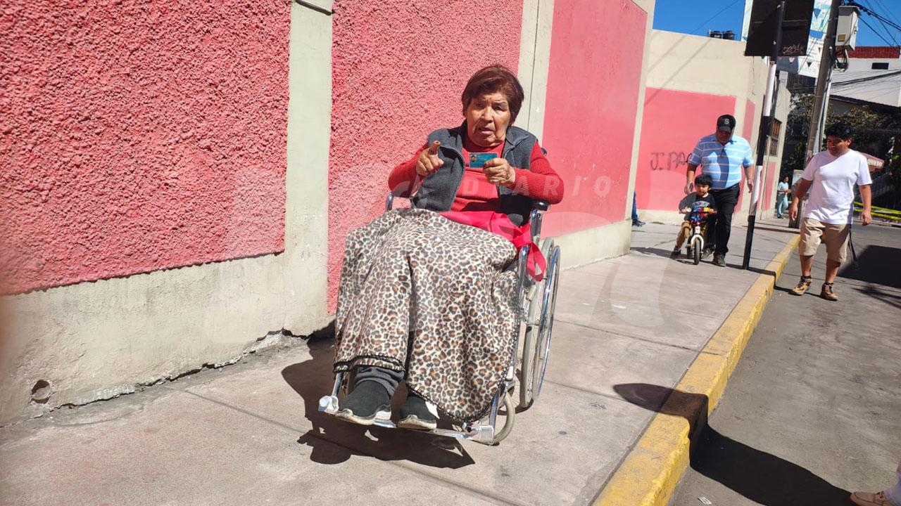 Adulta mayor vence dificultad motriz y vota en Paucarpata