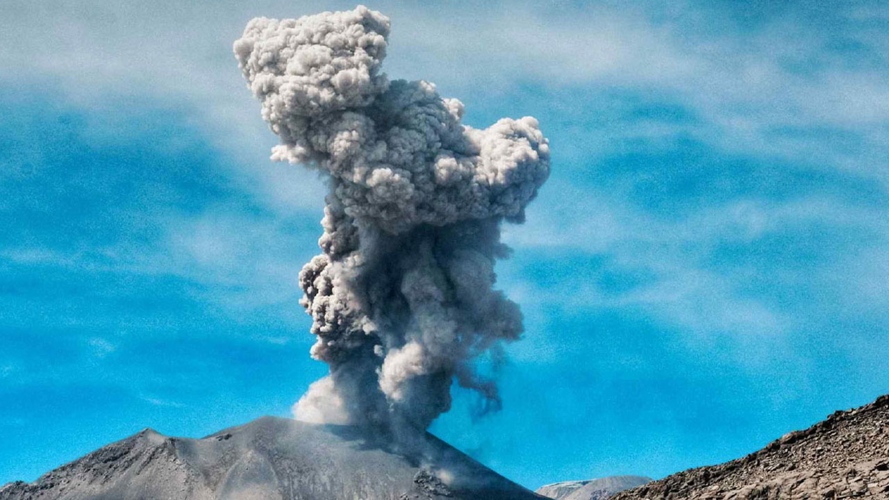 Alertan por emisión de cenizas del volcán Sabancaya