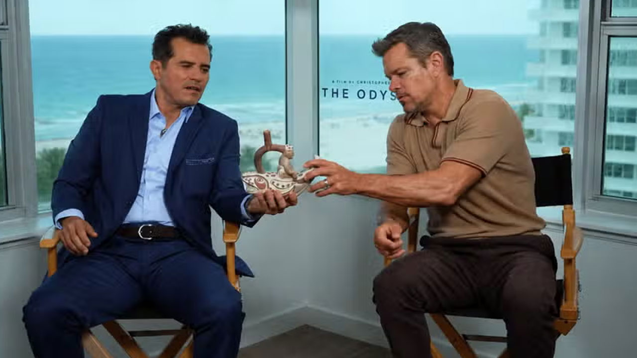 Matt Damon y John Leguizamo reciben caballitos de totora y destacan tradición peruana