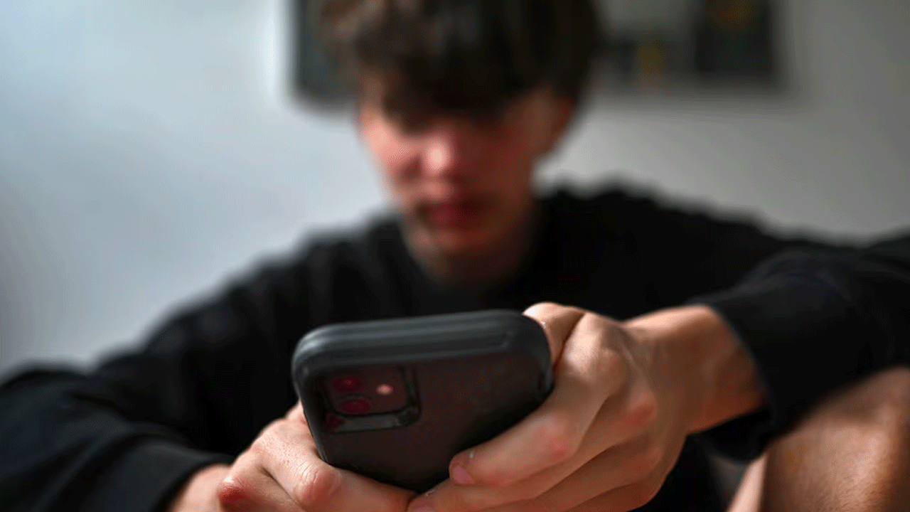 Francia impulsa ley para prohibir redes sociales a menores de 15 años