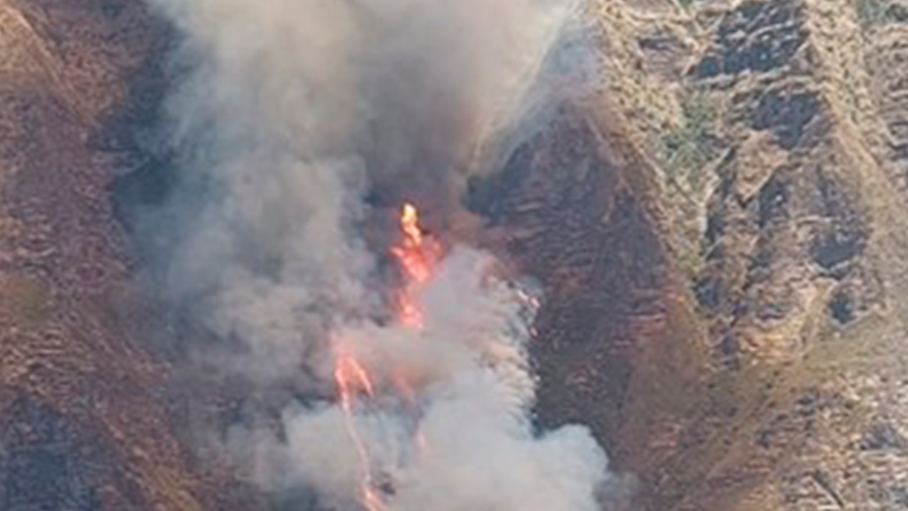 Adultos mayores combaten incendio forestal que amenaza viviendas y cultivos en Cusco