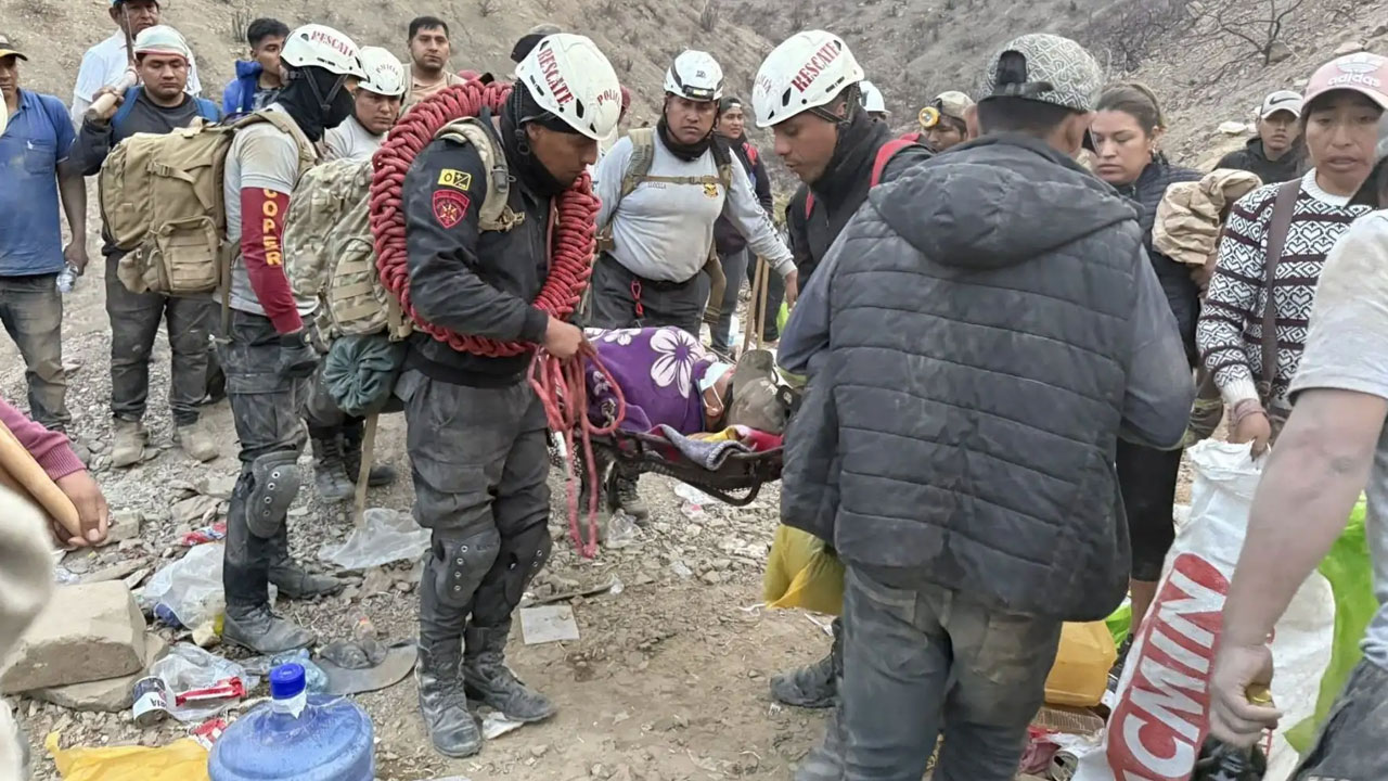 Rescatan con vida a minero atrapado 45 horas en mina de Nasca