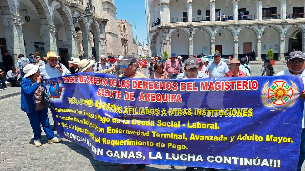 Sube pensión a S/3300 para docentes cesantes y jubilados pero falta respaldo financiero de Ejecutivo