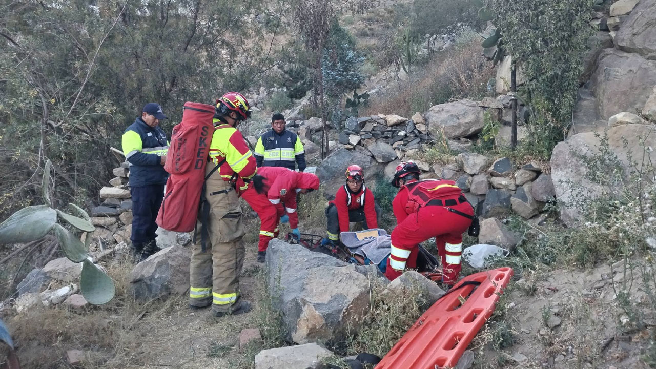 Rescatan a hombre tras caer 30 metros en Mariano Melgar