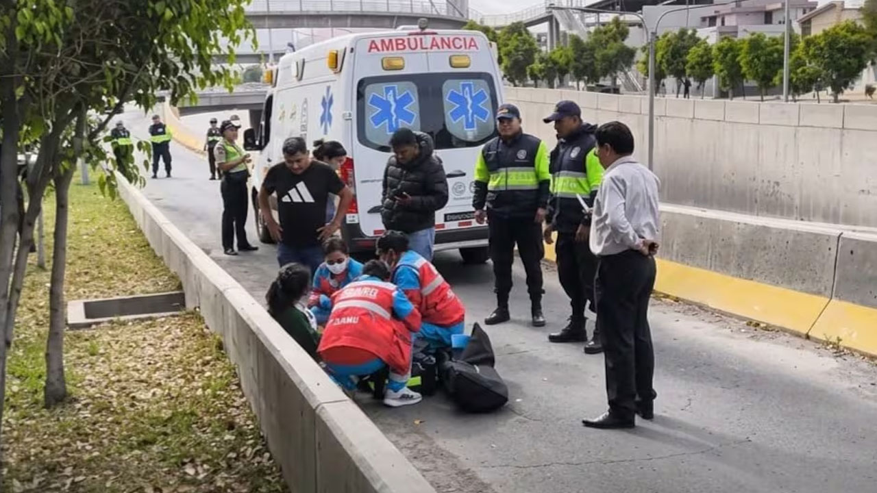 Arequipa: universitaria resulta herida tras lanzarse de taxi en movimiento