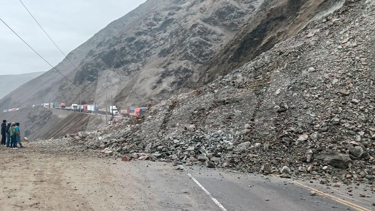 Arequipa: deslizamiento de piedras restringe tránsito en Quebrada Honda