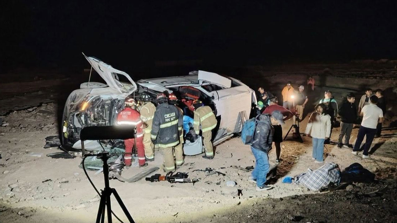 Choque entre miniván y tráiler deja tres muertos y 13 heridos