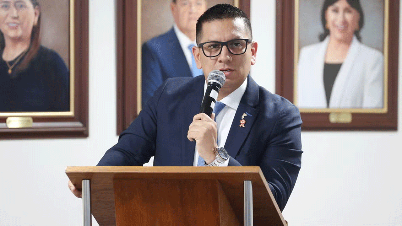 Revelan que renuncia de Freddy Solano obedeció a denuncia de acoso