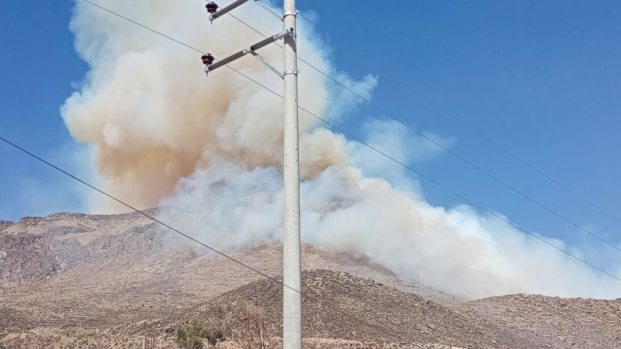 Dos incendios forestales arrasan pastizales en Caylloma