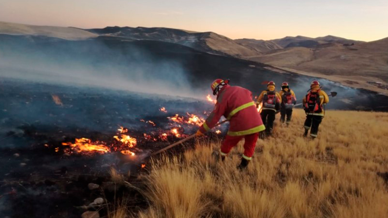 Cusco: despliegan militares, bomberos y apoyo aéreo para combatir incendios forestales