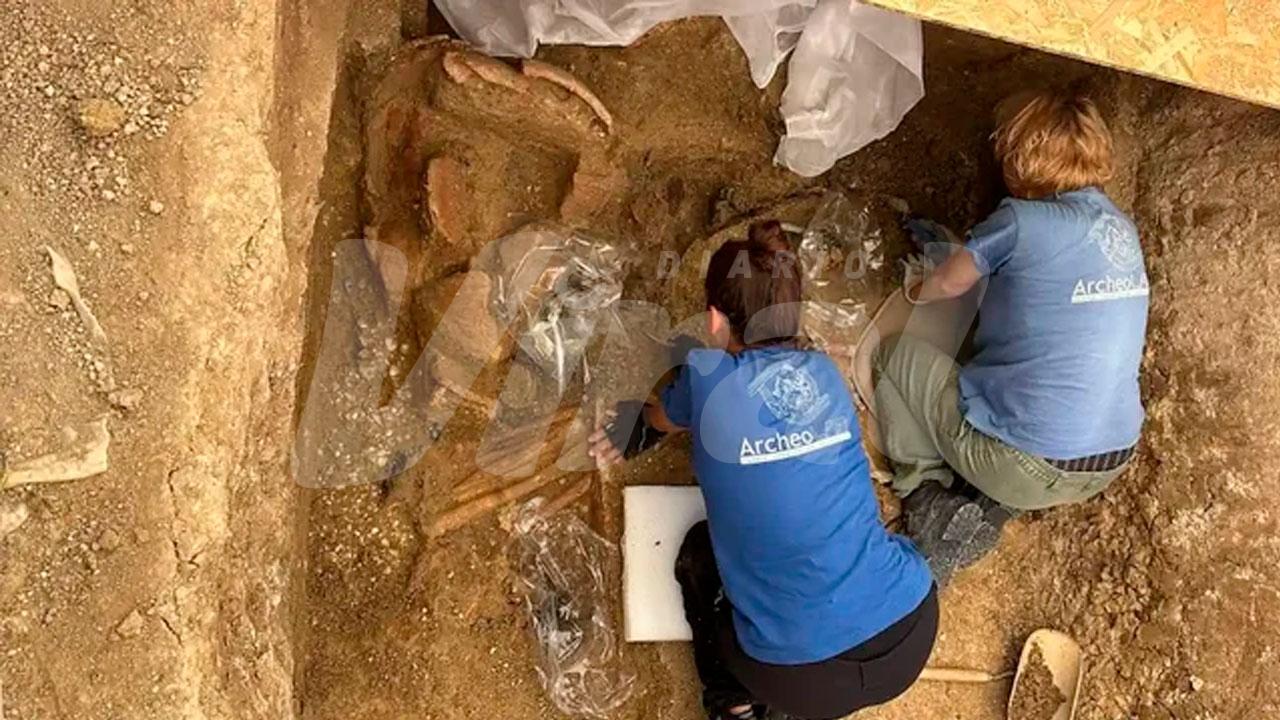 Hallan en Italia la tumba de un príncipe guerrero de hace 2500 años con su carro y armas