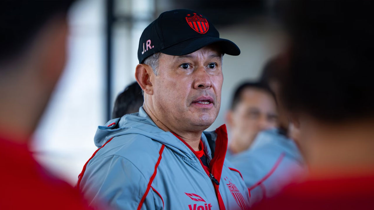 Juan Reynoso no levanta al Necaxa: cayó ante Atlas y suma cuatro partidos sin ganar