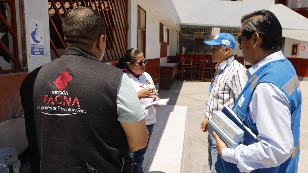Sunass supervisa calidad del agua en colegio de Tacna para garantizar consumo seguro