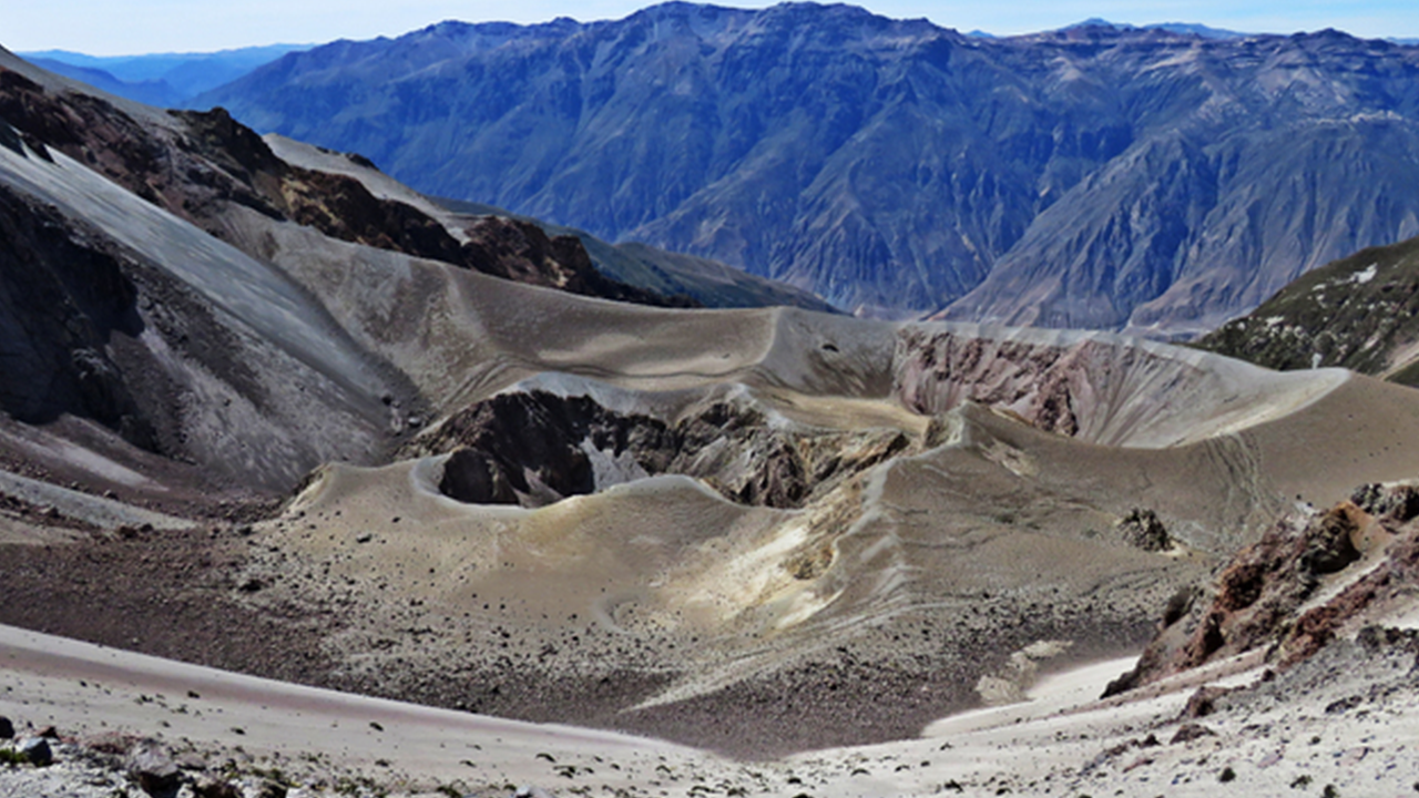 Lahar del volcán Huaynaputina provoca huaicos e inundaciones y afecta cultivos en Moquegua