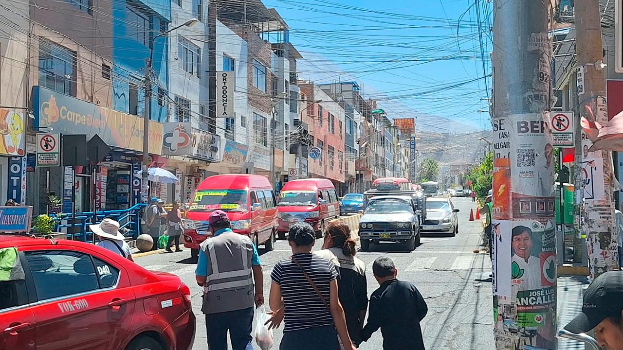 Buses del SIT generan cuello de botella en Malecón Zolezzi buscando pasajeros